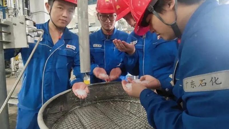 食品级胶粘剂：耐油耐水性能解析与选型要点**